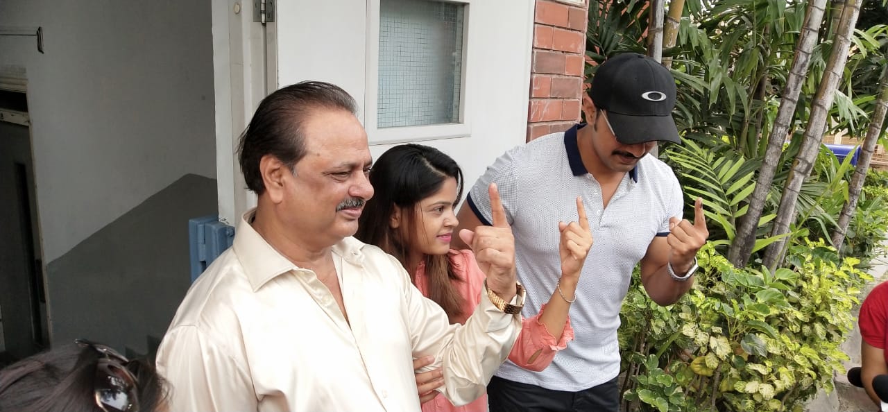 • কলকাতা দক্ষিণ লোকসভা কেন্দ্রে ভোট দিতে গেলেন ঘাটাল লোকসভাকেন্দ্রের তৃণমূলের প্রার্থী দেব ৷ নিজস্ব চিত্র ৷ • কলকাতা দক্ষিণ লোকসভা কেন্দ্রে ভোট দিতে গেলেন ঘাটাল লোকসভাকেন্দ্রের তৃণমূলের প্রার্থী দেব ৷ নিজস্ব চিত্র ৷