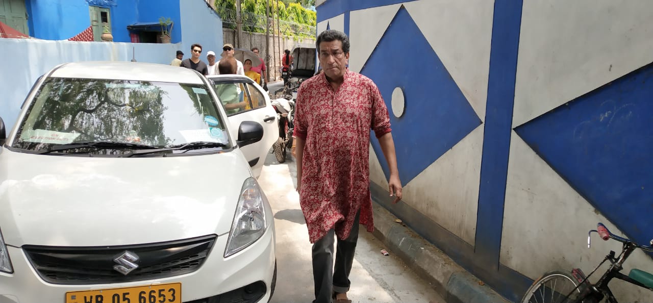 • যাদবপুর লোকসভা কেন্দ্রের রাজেন্দ্র শিক্ষা সদন গার্লস হাইস্কুলে লাইনে দাঁড়িয়েই সপরিবারে ভোট দিলেন তিনি ৷ নিজস্ব চিত্র ৷ • যাদবপুর লোকসভা কেন্দ্রের রাজেন্দ্র শিক্ষা সদন গার্লস হাইস্কুলে লাইনে দাঁড়িয়েই সপরিবারে ভোট দিলেন তিনি ৷ নিজস্ব চিত্র ৷