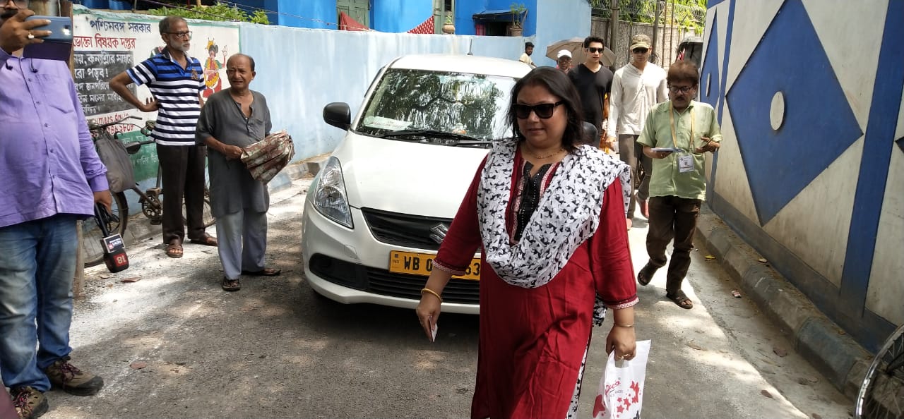 • ভোট দিতে এসে সব্যসাচী বললেন, গরমে সব থেকে বেশি কষ্ট হচ্ছে ভোটকর্মীদের ৷ তাঁদের স্বাস্থ্যের দিকে নজর রাখা উচিত ৷ নিজস্ব চিত্র ৷ • ভোট দিতে এসে সব্যসাচী বললেন, গরমে সব থেকে বেশি কষ্ট হচ্ছে ভোটকর্মীদের ৷ তাঁদের স্বাস্থ্যের দিকে নজর রাখা উচিত ৷ নিজস্ব চিত্র ৷