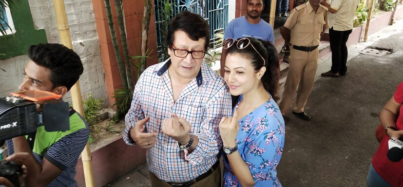 • ভোটের শেষে বাবার সঙ্গে পোজও দিলেন তিনি ৷ নিজস্ব চিত্র ৷