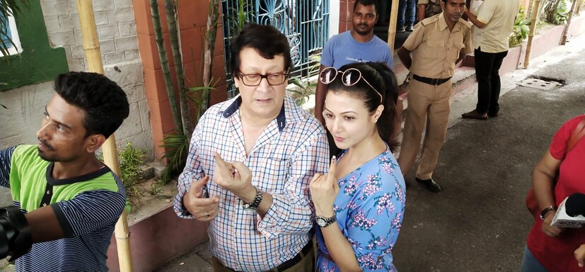 যাদবপুর লোকসভাকেন্দ্রের বাঙ্গুর হাইস্কুলে ভোট দিতে এসেছেন কোয়েল ৷ নিজস্ব চিত্র ৷