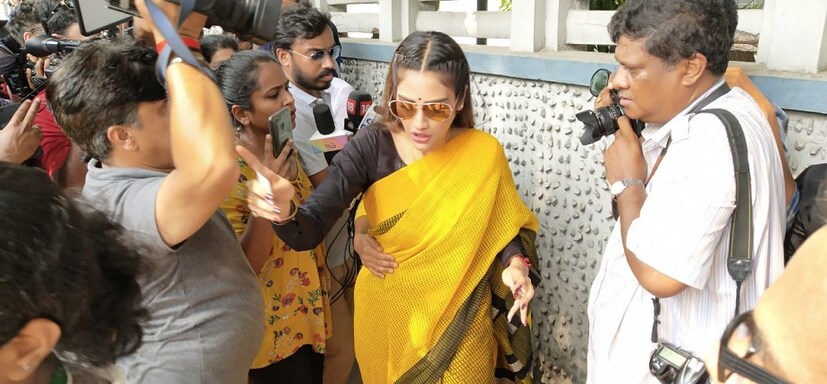 রবিবার সকাল সকাল ভোট দিতে যান নুসরত।