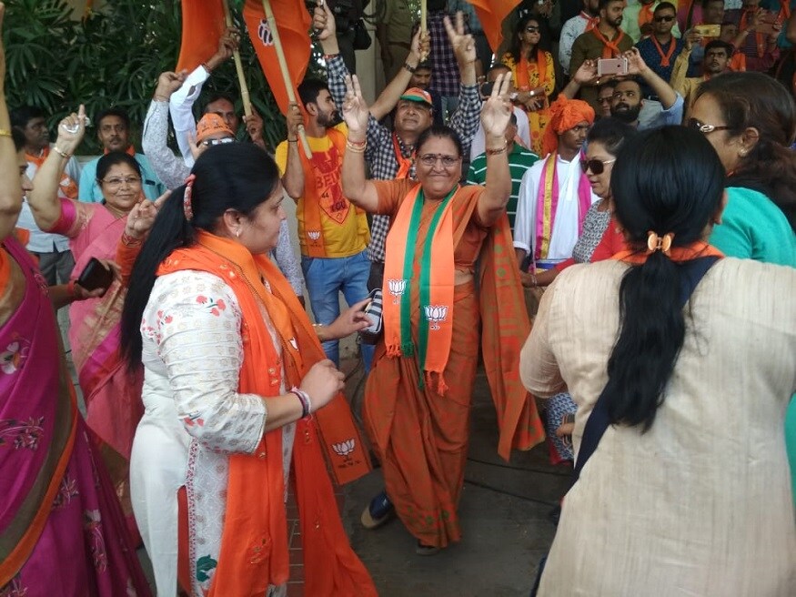 'সঠিক সাংগঠনিক পরিচালনার মাধ্যমে অমিত শাহও দেখিয়ে দিয়েছেন কীভাবে নির্বাচন করতে হয়। তিনি চাণক্যের মত দলীয় কর্মীদের সঠিক পথে চালিত করেছেন ও তারই ফল আজকের এই সাফল্য,' জানিয়েছেন রুপানি । 'সঠিক সাংগঠনিক পরিচালনার মাধ্যমে অমিত শাহও দেখিয়ে দিয়েছেন কীভাবে নির্বাচন করতে হয়। তিনি চাণক্যের মত দলীয় কর্মীদের সঠিক পথে চালিত করেছেন ও তারই ফল আজকের এই সাফল্য,' জানিয়েছেন রুপানি ।
