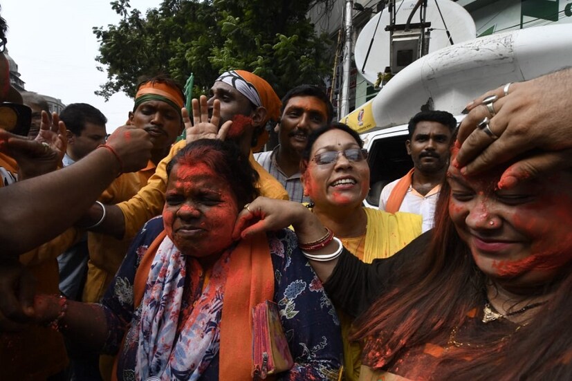 কলকাতায় রাজ্য বিজেপি অফিসের বাইরে আনন্দে মেতে উঠলেন বিজেপি সমর্থকরা 