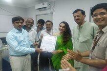 বিপুল ভোটে জয়ী, সবুজ শাড়ি পরে শংসাপত্র নিলেন মিমি চক্রবর্তী বিপুল ভোটে জয়ী, সবুজ শাড়ি পরে শংসাপত্র নিলেন মিমি চক্রবর্তী
