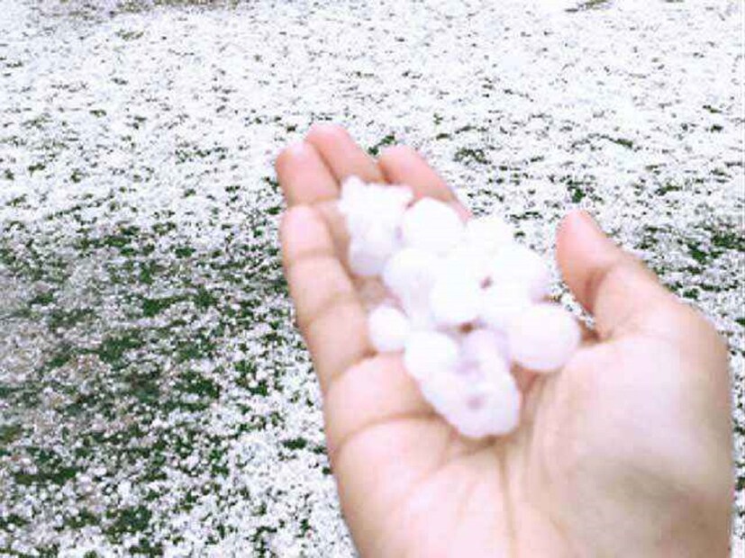 রোতাঙ্গ ও তার আশে পাশের এলাকায় আজ শিলাবৃষ্টি হয়। এই সব জায়গায় এই সময় পযর্টকরা ভিড় জমান। শিলাবৃষ্টি দেখে তাঁদের খুশি আরও বেড়ে যায়। photo source collected