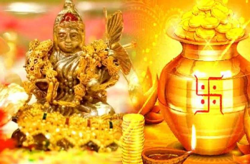 এদিন অনেকেই সোনা কেনেন। এদিনই মা লক্ষ্মীর আরাধনা করে অটুট ধন-সম্পত্তির অধিকারী হন ধনের দেবতা কুবের। পৌরাণিক কথা অনুসারে শ্রীকৃষ্ণের কাছে অক্ষয় তৃতীয়ার মাহাত্ম্য জানতে চাইলেন রাজা যুধিষ্ঠির। এর উত্তরে কৃষ্ণ শুধু একটি বাক্যই প্রয়োগ করলেন-প্রথম পাণ্ডব, জেনে রাখুন এই দিনের মাহাত্ম্য অনন্ত। সূর্য ভগবান বনবাসের সময় যুধিষ্ঠিরকে অক্ষয় পাত্র দান করেন। আর এই অক্ষয় তৃতীয়ার দিনই দ্রৌপদীর লজ্জা নিবারণ করেন কৃষ্ণ। মহাভারতের রচনা শুরু এদিন। মহর্ষি বেদব্যাস বলছেন, গণেশ লিখে চলেছেন। একই আধারে কাব্য, পুরাণ ও ইতিহাস হল এই মহাগ্রন্থ। এজন্যই মহাভারত মহাকাব্য। পঞ্চম বেদ হিসেবে স্বীকৃত।Photo Source: Collected এদিন অনেকেই সোনা কেনেন। এদিনই মা লক্ষ্মীর আরাধনা করে অটুট ধন-সম্পত্তির অধিকারী হন ধনের দেবতা কুবের। পৌরাণিক কথা অনুসারে শ্রীকৃষ্ণের কাছে অক্ষয় তৃতীয়ার মাহাত্ম্য জানতে চাইলেন রাজা যুধিষ্ঠির। এর উত্তরে কৃষ্ণ শুধু একটি বাক্যই প্রয়োগ করলেন-প্রথম পাণ্ডব, জেনে রাখুন এই দিনের মাহাত্ম্য অনন্ত। সূর্য ভগবান বনবাসের সময় যুধিষ্ঠিরকে অক্ষয় পাত্র দান করেন। আর এই অক্ষয় তৃতীয়ার দিনই দ্রৌপদীর লজ্জা নিবারণ করেন কৃষ্ণ। মহাভারতের রচনা শুরু এদিন। মহর্ষি বেদব্যাস বলছেন, গণেশ লিখে চলেছেন। একই আধারে কাব্য, পুরাণ ও ইতিহাস হল এই মহাগ্রন্থ। এজন্যই মহাভারত মহাকাব্য। পঞ্চম বেদ হিসেবে স্বীকৃত।Photo Source: Collected