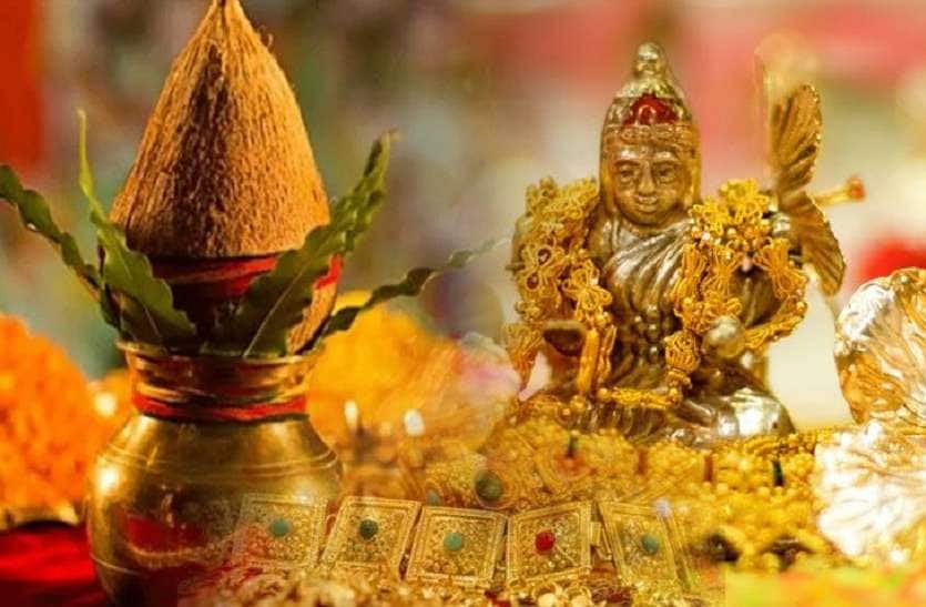 যে কোনও শুভ কাজের আদর্শ দিন অক্ষয় তৃতীয়া। এদিন অনেকে হালখাতা শুরু করেন। ব্যবসা প্রতিষ্ঠানে সিদ্ধিদাতা গণেশ ও ধন-সম্পদের দেবী মা লক্ষ্মীর পুজো করা হয়। দেবপ্রতিষ্ঠা, বিবাহ, মুণ্ডন সংস্কার, গৃহপ্রবেশ, সম্পত্তি ক্রয়, গৃহনির্মাণ, পিতৃপুরুষের পারলৌকিক ক্রিয়াকর্ম ও তর্পণের মতো নানা ধরনের শুভ কাজের ক্ষেত্রে অক্ষয় তৃতীয়ার দিনটি শ্রেয়।Photo Source: Collected যে কোনও শুভ কাজের আদর্শ দিন অক্ষয় তৃতীয়া। এদিন অনেকে হালখাতা শুরু করেন। ব্যবসা প্রতিষ্ঠানে সিদ্ধিদাতা গণেশ ও ধন-সম্পদের দেবী মা লক্ষ্মীর পুজো করা হয়। দেবপ্রতিষ্ঠা, বিবাহ, মুণ্ডন সংস্কার, গৃহপ্রবেশ, সম্পত্তি ক্রয়, গৃহনির্মাণ, পিতৃপুরুষের পারলৌকিক ক্রিয়াকর্ম ও তর্পণের মতো নানা ধরনের শুভ কাজের ক্ষেত্রে অক্ষয় তৃতীয়ার দিনটি শ্রেয়।Photo Source: Collected