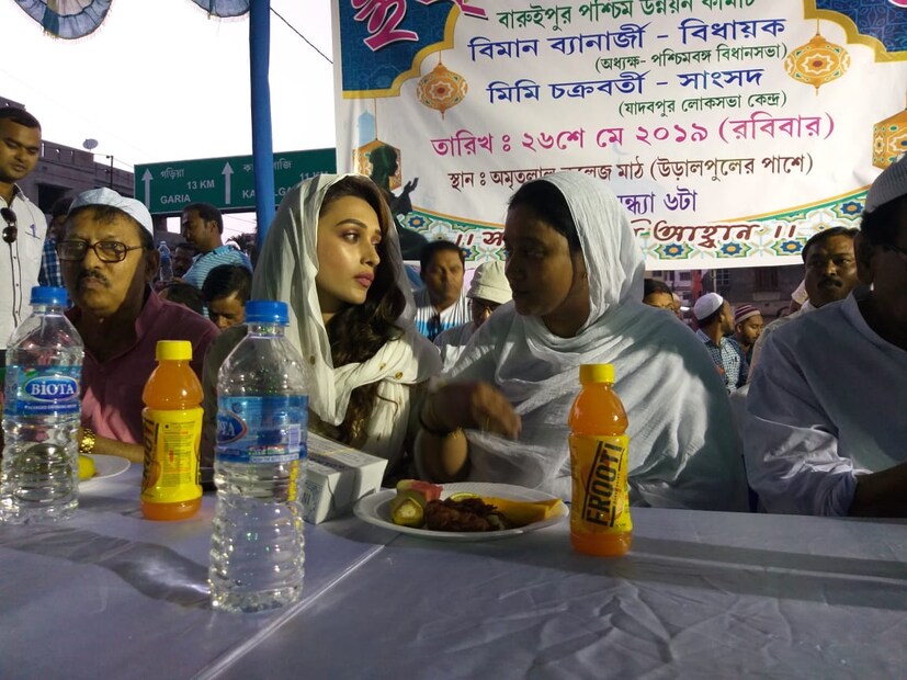 ইফতার পার্টিতে অংশ নিয়ে স্থানীয় মানুষদের সঙ্গে খোশগল্পে মেতে উঠলেন মিমি চক্রবর্তী ৷ 