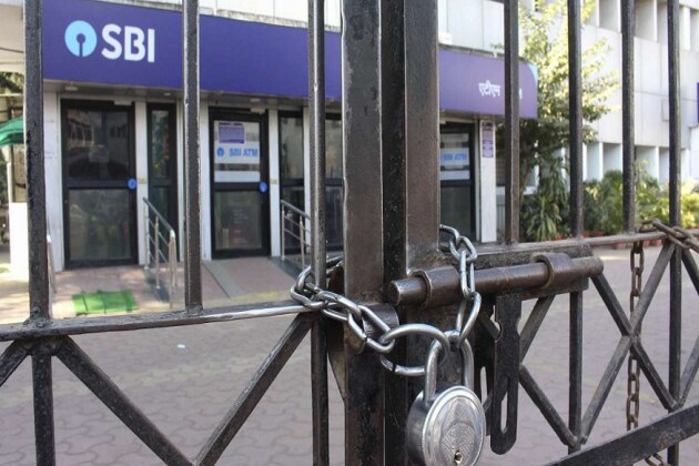 ব্যাঙ্কে জরুরি কাজ থাকলে শীঘ্রই সেরে ফেলুন ৷ কারণ মে মাসে ৫ দিন বন্ধ থাকবে ব্যাঙ্ক ৷ ইন্ডিয়ান ব্যাঙ্ক অ্যাসোসিয়েশনের ওয়েবসাইটে ব্যাঙ্কের ছুটির লিস্ট আপলোড করা হয়েছে ৷ ব্যাঙ্কে জরুরি কাজ থাকলে শীঘ্রই সেরে ফেলুন ৷ কারণ মে মাসে ৫ দিন বন্ধ থাকবে ব্যাঙ্ক ৷ ইন্ডিয়ান ব্যাঙ্ক অ্যাসোসিয়েশনের ওয়েবসাইটে ব্যাঙ্কের ছুটির লিস্ট আপলোড করা হয়েছে ৷