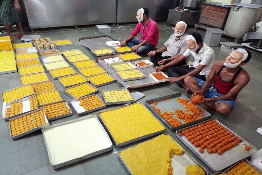 মুম্বইয়ে ওয়ারলি একটি দোকানে প্রধানমন্ত্রী নরেন্দ্র মোদির মুখোশ পরে লাড্ডু প্রস্তুত করতে শুরু করছেন মিষ্টির কারিগরেরা ৷ উত্তর মু্ম্বই লোকসভা কেন্দ্রে এক বিজেপি সমর্থক গোপাল শেট্টির ভোটের পরিণাম সামনে আসার আগে মিষ্টি প্রস্তুত করছেন ৷ গোপাল শেট্টি উত্তর মুম্বই লোকসভা কেন্দ্র থেকে বিজেপি প্রার্থী ৷ মুম্বইয়ে ওয়ারলি একটি দোকানে প্রধানমন্ত্রী নরেন্দ্র মোদির মুখোশ পরে লাড্ডু প্রস্তুত করতে শুরু করছেন মিষ্টির কারিগরেরা ৷ উত্তর মু্ম্বই লোকসভা কেন্দ্রে এক বিজেপি সমর্থক গোপাল শেট্টির ভোটের পরিণাম সামনে আসার আগে মিষ্টি প্রস্তুত করছেন ৷ গোপাল শেট্টি উত্তর মুম্বই লোকসভা কেন্দ্র থেকে বিজেপি প্রার্থী ৷