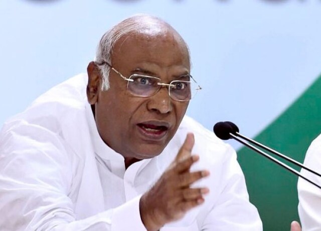 মল্লিকার্জুন খাড়গে: দলের অন্যতম বর্ষীয়ান নেতা ৷ ১৯৭২ সাল থেকে শুরু হওয়া নিজের রাজনৈতিক কেরিয়ারে এই প্রথমবার কোনও নির্বাচনে হারলেন মল্লিকার্জুন ৷ মল্লিকার্জুন খাড়গে: দলের অন্যতম বর্ষীয়ান নেতা ৷ ১৯৭২ সাল থেকে শুরু হওয়া নিজের রাজনৈতিক কেরিয়ারে এই প্রথমবার কোনও নির্বাচনে হারলেন মল্লিকার্জুন ৷