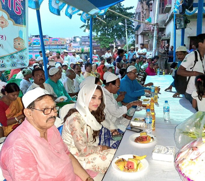 বরাবরই মিমি সাধারণ মানুষদের সঙ্গে মিলে মিশে যান ৷ বলা যায় নির্বাচনে রেকর্ড সংখ্যক ভোটে জেতার মিমির এটাই ছিল তুরুপের তাস ৷  