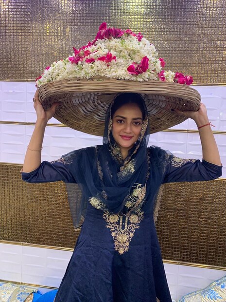 রুপোলি পর্দা থেকে সোজা রাজনীতির আঙিনায় ৷ রাজনীতিতে পাকা-পোক্তভাবে পা দেওয়ার আগে আজমের শরিফ দর্শন করলেন নুসরত ৷ 