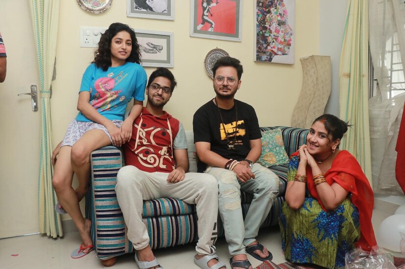  সিনেমায় নতুন হলেও, অঞ্জন কাঞ্জিলাল নাটকের মঞ্চে নানা রকম গল্প বলে চলেছেন বহু বছর ধরে ৷ মূলত দিল্লিবাসী ৷  নাটকের মঞ্চেই এতদিন ছিল তাঁর আধিপত্য ৷  ‘সহবাসে’-ই তাঁর প্রথম ছবি৷