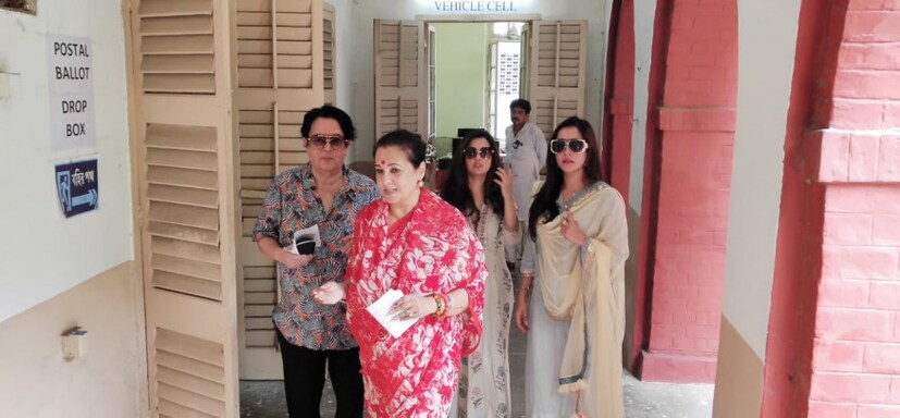 ডেভিড হেয়ার ট্রেনিং কলেজে ভোট দিল গোটা সেন পরিবার { ফটো- সিদ্ধার্থ সরকার