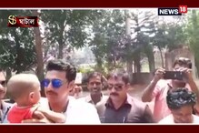 ভোটের দিন কখনও কোলে বাচ্চা , কখনও ভক্তদের সঙ্গে হাত মেলানো, ঘাটালে দেব ভোটের দিন কখনও কোলে বাচ্চা , কখনও ভক্তদের সঙ্গে হাত মেলানো, ঘাটালে দেব