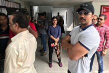 লাইনে দাঁড়িয়ে ভোট দিলেন দেব, তুললেন সেলফিও, দেখুন ছবি লাইনে দাঁড়িয়ে ভোট দিলেন দেব, তুললেন সেলফিও, দেখুন ছবি