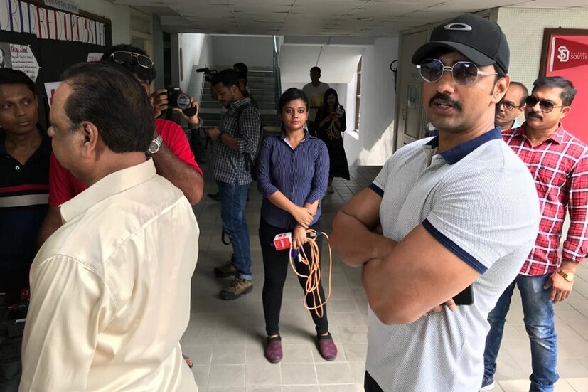 লাইনে দাঁড়িয়ে ভোট দিলেন টলিউডের সুপারস্টার দেব।