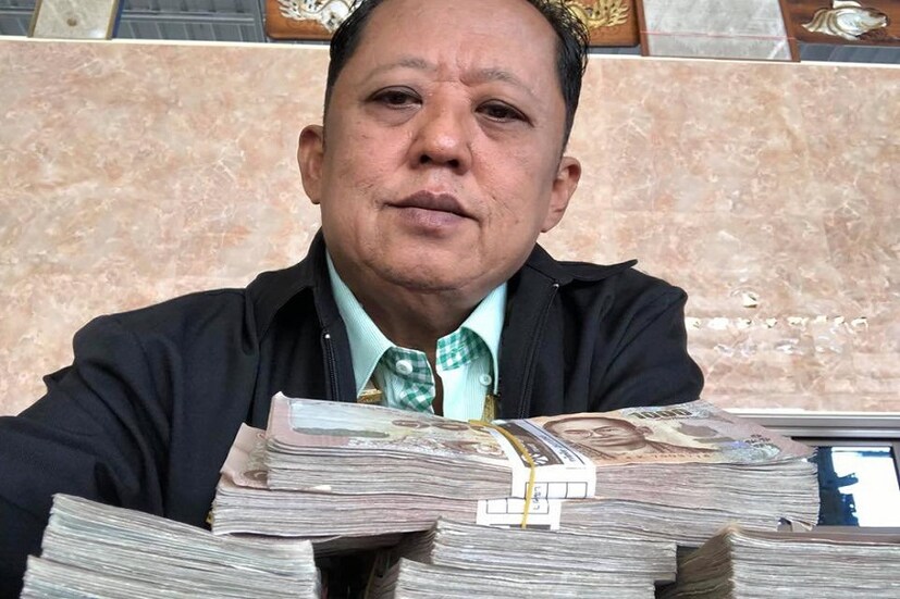 তাইল্যান্ডের ব্যবসায়ী ৫৮ বছরের আরনন রোডথন জানিয়েছেন, উপযুক্ত পাত্র পেলেই তার সঙ্গে বিয়ে দেবেন মেয়ের৷ সঙ্গে তাকে দিয়ে দেবেন ব্যবসার দায়িত্ব, দেবেন ৩ লক্ষ মার্কিন ডলারও৷
