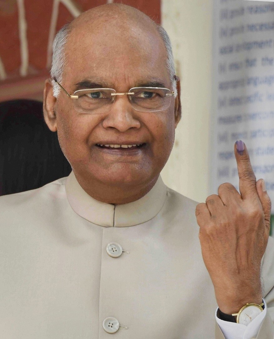 সকাল সকালই বুথে হাজির রাষ্ট্রপতি ৷ নিউ দিল্লির রাষ্ট্রপতি ভবন কমপ্লেক্সের রাজেন্দ্র প্রসাদ সর্বদয়া বিদ্যালয়ে ভোট দিলেন রামনাথ কোবিন্দ ৷ সকাল সকালই বুথে হাজির রাষ্ট্রপতি ৷ নিউ দিল্লির রাষ্ট্রপতি ভবন কমপ্লেক্সের রাজেন্দ্র প্রসাদ সর্বদয়া বিদ্যালয়ে ভোট দিলেন রামনাথ কোবিন্দ ৷