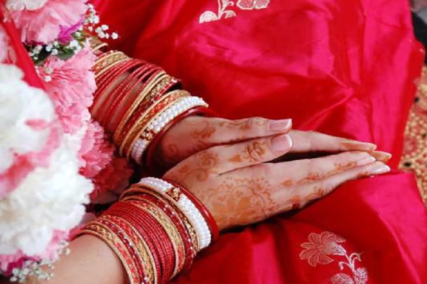 বাঙালির ঘরে ঘরে শাঁখার সঙ্গে পলা পড়ার প্রবণতা লক্ষ্য করা যায় ৷ তার পিছনে অবশ্য কারণ আছে ৷ প্রতীকী ছবি ৷ বাঙালির ঘরে ঘরে শাঁখার সঙ্গে পলা পড়ার প্রবণতা লক্ষ্য করা যায় ৷ তার পিছনে অবশ্য কারণ আছে ৷ প্রতীকী ছবি ৷