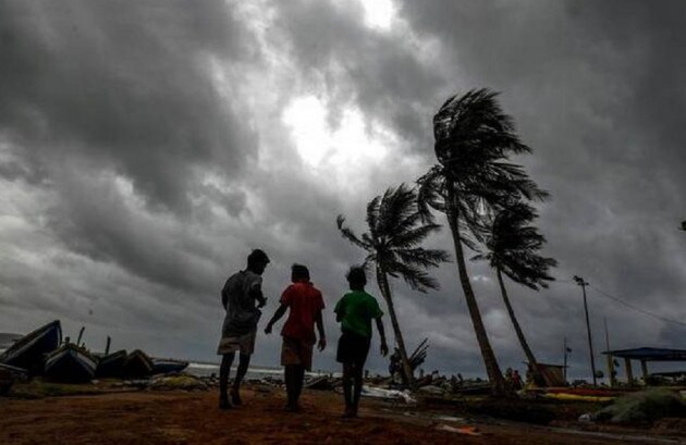 অন্যদিকে শিয়ালদহ দক্ষিণে ট্রেন চলাচল শুরু হয়েছে ৷ ঘূর্ণিঝড়ের আশঙ্কায় বন্ধ রাখা হয়েছিল পরিষেবা ৷ সকাল ৬টা থেকেই ট্রেন চলছে ৷ হাওড়া ডিভিশনেও পরিষেবা স্বাভাবিক ৷ নামাখানা স্টেশনে প্ল্যাটফর্মে ক্ষতি ৷ কয়েকটি প্ল্যাটফর্মের শেড ভেঙে গিয়েছে অন্যদিকে শিয়ালদহ দক্ষিণে ট্রেন চলাচল শুরু হয়েছে ৷ ঘূর্ণিঝড়ের আশঙ্কায় বন্ধ রাখা হয়েছিল পরিষেবা ৷ সকাল ৬টা থেকেই ট্রেন চলছে ৷ হাওড়া ডিভিশনেও পরিষেবা স্বাভাবিক ৷ নামাখানা স্টেশনে প্ল্যাটফর্মে ক্ষতি ৷ কয়েকটি প্ল্যাটফর্মের শেড ভেঙে গিয়েছে