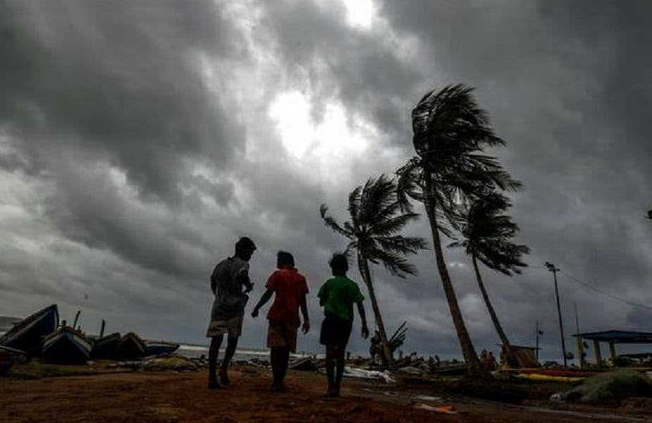 ফণীর তাণ্ডবের আশঙ্কায় ১৩১টি গ্রাম পঞ্চায়েত থেকে নিরাপদ আশ্রয়ে সরিয়ে নিয়ে যাওয়া হয় ৫২,২৯৭ জনকে ৷ তৈরি করা হয় ৭২৩টি রেসকিউ সেন্টার ৷ ফণীর তাণ্ডবের আশঙ্কায় ১৩১টি গ্রাম পঞ্চায়েত থেকে নিরাপদ আশ্রয়ে সরিয়ে নিয়ে যাওয়া হয় ৫২,২৯৭ জনকে ৷ তৈরি করা হয় ৭২৩টি রেসকিউ সেন্টার ৷