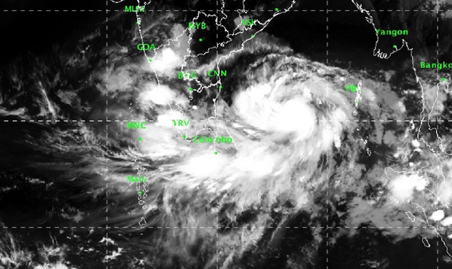 ফণীর প্রভাবে প্রবল ঝড়বৃষ্টি হবে দুই ২৪ পরগনা, দুই মেদিনীপুর, কলকাতা, হাওড়া, হুগলি, মুর্শিদাবাদ, ঝাড়গ্রাম, পুরুলিয়া, বাঁকুড়া, বীরভূম, দুই বর্ধমান, নদিয়াতে। দিঘা, মন্দারমণি, বকখালি, সাগরে বিশেষ নজরদারি করছে প্রশাসন। ফণীর প্রভাবে প্রবল ঝড়বৃষ্টি হবে দুই ২৪ পরগনা, দুই মেদিনীপুর, কলকাতা, হাওড়া, হুগলি, মুর্শিদাবাদ, ঝাড়গ্রাম, পুরুলিয়া, বাঁকুড়া, বীরভূম, দুই বর্ধমান, নদিয়াতে। দিঘা, মন্দারমণি, বকখালি, সাগরে বিশেষ নজরদারি করছে প্রশাসন।