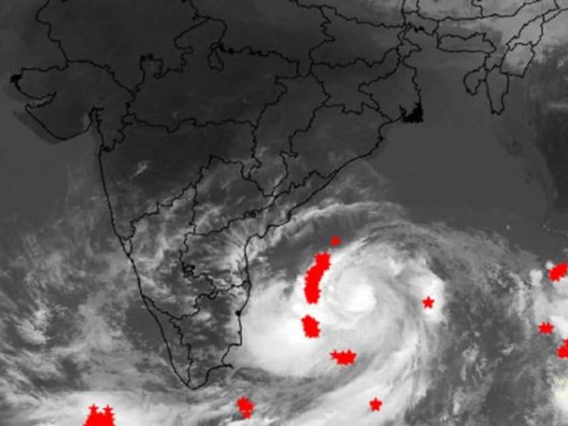 এদিকে, অতিরিক্ত সতর্কতার জন্য বন্ধ করে দেওয়া হয়েছে নিউটাউনের অ্যাক্সিস মল ৷ শপিং মলের যারা ছিলেন, তাদের তড়িঘড়ি বের করে আনা হয়েছে ৷ 