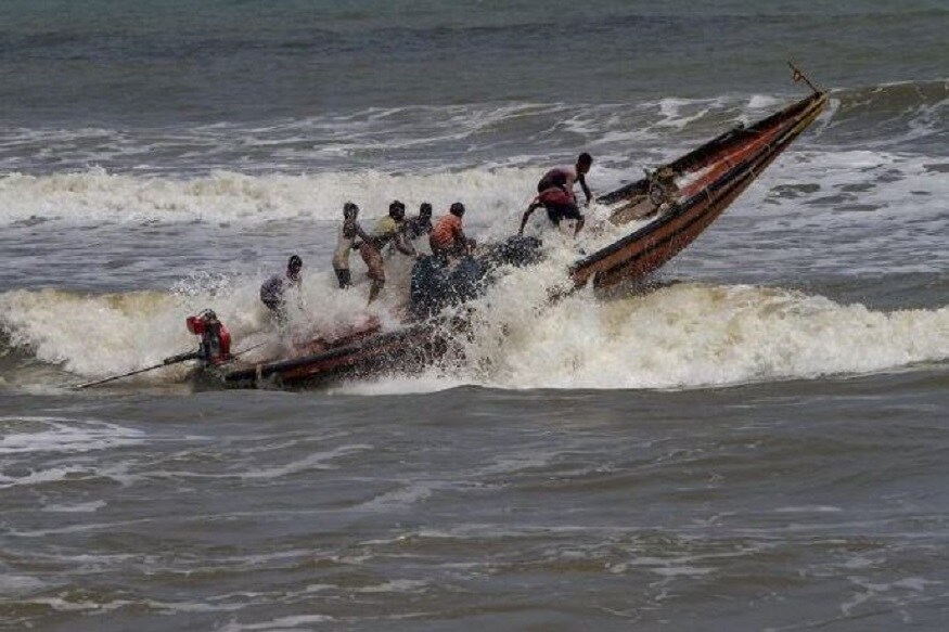 বসিরহাট-উত্তর চব্বিশ পরগনার সুন্দরবন লাগোয়া হিঙ্গলগঞ্জ ব্লকের হেমনগর, সামসেরনগর, দুলদুলি-সহ বিভিন্ন এলাকায় প্রচার চালাচ্ছে স্থানীয় প্রশাসন। নিষেধাজ্ঞা উপেক্ষা করে যাতে কেউ নদীতে মাছ ধরতে কিংবা মধু সংগ্রহে না যান, তার জন্য চলছে নজরদারি। ঝড়বৃষ্টিতে নদী বাঁধ ভাঙার আশঙ্কায় নদী পাড়ের বাসিন্দারা। বসিরহাট-উত্তর চব্বিশ পরগনার সুন্দরবন লাগোয়া হিঙ্গলগঞ্জ ব্লকের হেমনগর, সামসেরনগর, দুলদুলি-সহ বিভিন্ন এলাকায় প্রচার চালাচ্ছে স্থানীয় প্রশাসন। নিষেধাজ্ঞা উপেক্ষা করে যাতে কেউ নদীতে মাছ ধরতে কিংবা মধু সংগ্রহে না যান, তার জন্য চলছে নজরদারি। ঝড়বৃষ্টিতে নদী বাঁধ ভাঙার আশঙ্কায় নদী পাড়ের বাসিন্দারা।