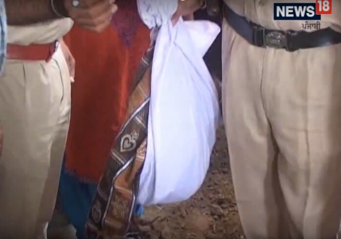 • গুরুদাসপুরের কালা নঙ্গাল গ্রামের বাতালা এলাকায় পাশাপাশি থাকতেন রবিন্দর কৌর (৪০) ও যশবীর কৌর (৩২) ৷ • গুরুদাসপুরের কালা নঙ্গাল গ্রামের বাতালা এলাকায় পাশাপাশি থাকতেন রবিন্দর কৌর (৪০) ও যশবীর কৌর (৩২) ৷