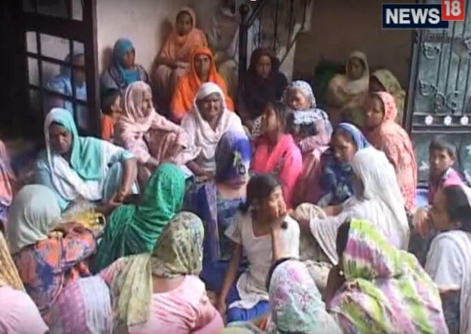 • যশবীরের সাত মাসের ভ্রূণ টেনে বের করার সঙ্গে সঙ্গে মারা যান তিনি ৷ পরিবারের লোকেদের সহায়তায় বাড়ির কাছেই গর্ত করে পুঁতে দেওয়া হয় সেই ভ্রূণ ৷ • যশবীরের সাত মাসের ভ্রূণ টেনে বের করার সঙ্গে সঙ্গে মারা যান তিনি ৷ পরিবারের লোকেদের সহায়তায় বাড়ির কাছেই গর্ত করে পুঁতে দেওয়া হয় সেই ভ্রূণ ৷