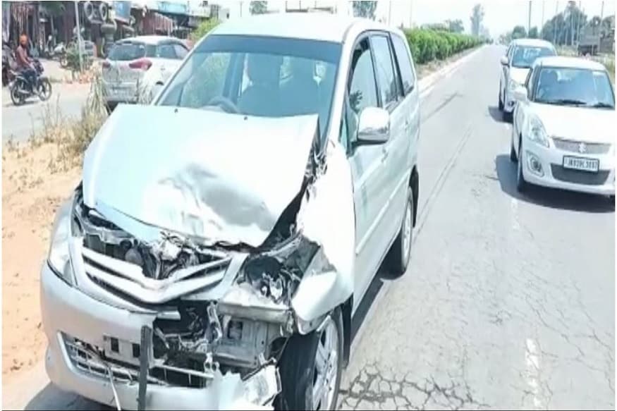 ট্রেন ডিভাইডারে ধাক্কা খায় তাঁর রেঞ্জ রোভার গাড়িটি । ভেঙেচুরে গিয়েছে সামনের হেডলাইট । অমৃতসর-গুরুদাসপুর জাতীয় সড়কে তাঁর স্পোর্ট ইউটিলিটি গাড়ির একটি টায়ার ফেটে যায় । ট্রেন ডিভাইডারে ধাক্কা খায় তাঁর রেঞ্জ রোভার গাড়িটি । ভেঙেচুরে গিয়েছে সামনের হেডলাইট । অমৃতসর-গুরুদাসপুর জাতীয় সড়কে তাঁর স্পোর্ট ইউটিলিটি গাড়ির একটি টায়ার ফেটে যায় ।
