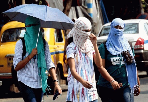 তীব্র গরম। সঙ্গে কোথাও তাপপ্রবাহ। কোথাও বাড়তে থাকা আর্দ্রতা। পশ্চিমের জেলাগুলিতে তাপমাত্রা চল্লিশ ডিগ্রি ছাড়িয়েছে। হাওয়া অফিস বলছে আরও অন্তত তিন থেকে চারদিন গরমে একইরকম নাকাল হবেন দক্ষিণবঙ্গের জেলাগুলির বাসিন্দারা তীব্র গরম। সঙ্গে কোথাও তাপপ্রবাহ। কোথাও বাড়তে থাকা আর্দ্রতা। পশ্চিমের জেলাগুলিতে তাপমাত্রা চল্লিশ ডিগ্রি ছাড়িয়েছে। হাওয়া অফিস বলছে আরও অন্তত তিন থেকে চারদিন গরমে একইরকম নাকাল হবেন দক্ষিণবঙ্গের জেলাগুলির বাসিন্দারা