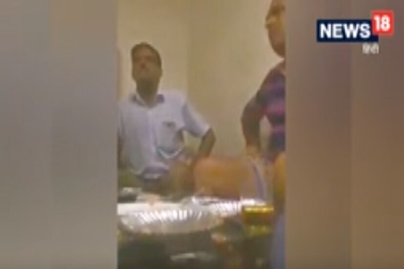 সেই ছবিতে দেখা গিয়েছে তেজ বাহাদুর মদ্যপানে ব্যস্ত প্রাক্তন জওয়ান ৷ প্রতীকী ছবি ৷ 