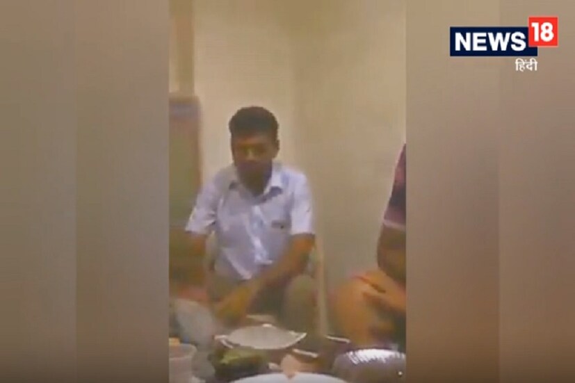 এর আগে কংগ্রেসের শালিনী নির্বাচনের টিকিট দাবি করেছিলেন পরে তা না পেয়ে তিনি সমাজবাদী পার্টিতে যোগ দিয়েছিলেন ৷ পরে সপা বারাণসী থেকে ভোটে লড়ার জন্য তেজবাহাদুরকে টিকিট দিয়েছিল যাতে নরেন্দ্র মোদির বিরুদ্ধে লড়তে পারেন ৷ প্রতীকী ছবি ৷ 