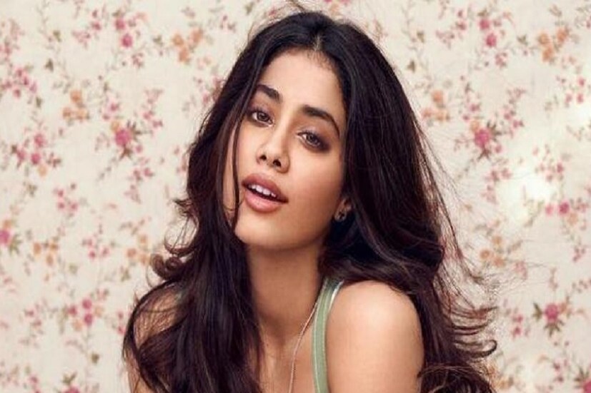 শ্রীদেবীর কড়া তত্ত্বাবধানে বড় হওয়া জাহ্নবী কাপুর পড়াশোনায় বরাবরই মনযোগী ছিলেন৷ পড়েছেন মুম্বইয়ের ধীরুভাই অম্বানি ইন্টারন্যাশনাল স্কুলে৷ ক্লাস টেনের পরীক্ষা পেয়েছিলেন ৮৪ শতাংশ নম্বর, টুয়েলভে পান ৮৬ শতাংশ৷