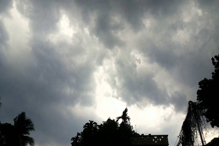 গরমে যখন নাভিঃশ্বাস উঠছে দক্ষিণবঙ্গে, তখন খানিক স্বস্তির বার্তা দিচ্ছে ঘূর্ণিঝড় ফণী৷ ইতিমধ্যেই অতি শক্তিশালী ঘূর্ণিঝড়ে পরিণত হয়ে গিয়েছে ফণী৷ ঘণ্টায় ২২ কিমি বেগে উত্তর-পশ্চিমে এগোচ্ছে৷ গরমে যখন নাভিঃশ্বাস উঠছে দক্ষিণবঙ্গে, তখন খানিক স্বস্তির বার্তা দিচ্ছে ঘূর্ণিঝড় ফণী৷ ইতিমধ্যেই অতি শক্তিশালী ঘূর্ণিঝড়ে পরিণত হয়ে গিয়েছে ফণী৷ ঘণ্টায় ২২ কিমি বেগে উত্তর-পশ্চিমে এগোচ্ছে৷