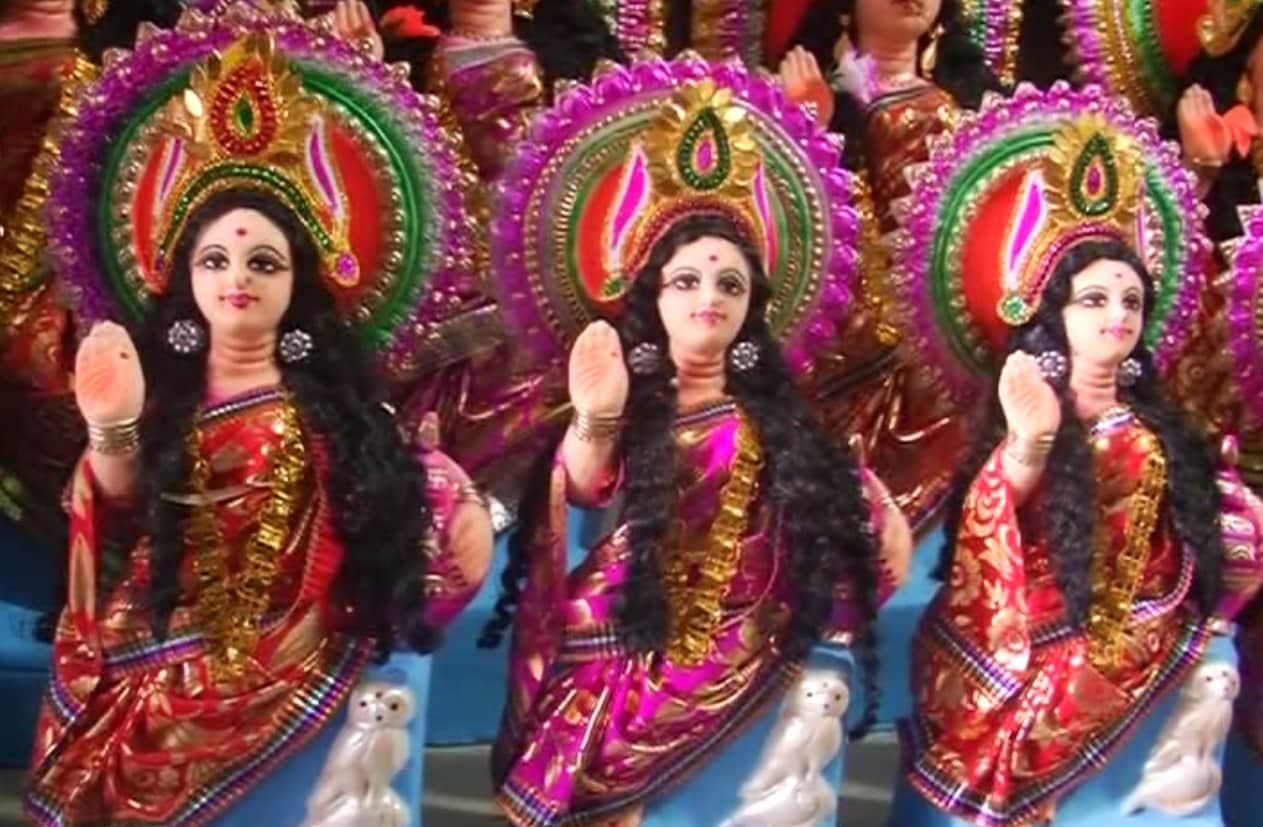 • অক্ষয় তৃতীয়ার শুভক্ষণ শুরু হয়ে গিয়েছে ৷ এই দিনে যা কিছু অর্জন করবেন সবই অক্ষয় হবে বলে ধরা হয় ৷ মা লক্ষ্ণী ও গণেশের পুজো করতে হয় এই দিন ৷ জেনে নিন অক্ষয় তৃতীয়ার সময়সূচী ও নির্ঘণ্ট--- • অক্ষয় তৃতীয়ার শুভক্ষণ শুরু হয়ে গিয়েছে ৷ এই দিনে যা কিছু অর্জন করবেন সবই অক্ষয় হবে বলে ধরা হয় ৷ মা লক্ষ্ণী ও গণেশের পুজো করতে হয় এই দিন ৷ জেনে নিন অক্ষয় তৃতীয়ার সময়সূচী ও নির্ঘণ্ট---