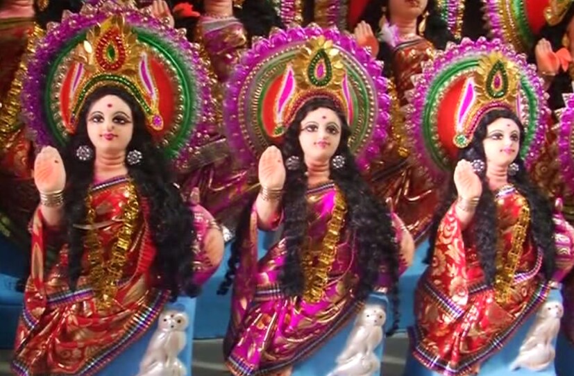  লাল বা হলুদ বস্ত্র পরে পুজো করবেন  