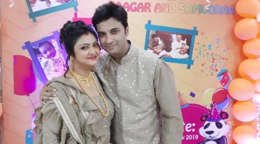 এতদিন ছেলেদের ছবি কোনওভাবেই প্রকাশ্যে আনেননি সম্রাট ও ময়না ৷ তবে সম্প্রতি ঘটা দুই ছেলের অন্নপ্রশান অনুষ্ঠানের মধ্যে দিয়ে সবার সঙ্গে দুই ছেলের আলাপ করিয়ে দেন সম্রাট ও ময়না ৷ 