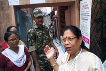 বুথে ঢুকতে বাধা তৃণমূল প্রার্থীকে, কেন্দ্রীয় বাহিনীর সঙ্গে বচসা মালা রায়ের বুথে ঢুকতে বাধা তৃণমূল প্রার্থীকে, কেন্দ্রীয় বাহিনীর সঙ্গে বচসা মালা রায়ের