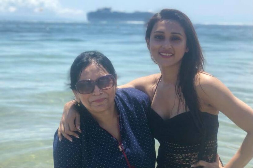 প্রায় ৩ লক্ষ ভোটে জিতেছেন ৷ ভোটযুদ্ধে মিমিকে নিয়ে বিরোধীরা অনেক আক্রমণ শানিয়েছিলেন ৷ একটি ভিডিও ভাইরাল হয়েছিল ৷