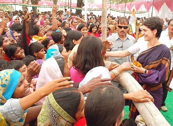 প্রিয়াঙ্কার কথায়, 'বিজেপি রাহুলকে নিয়ে রসিকতা করছে৷ এই রাহুলই কিন্তু নোটবন্দির সময় দুর্দিনে মানুষের পাশে দাঁড়িয়েছিলেন৷ ওরা (বিজেপি) দেশের জন্য ভালোবাসার মর্ম বোঝে না৷ যদি বুঝত, তা হলে এত যুবক বেকার থাকতেন না, কৃষকরা ধুঁকতেন না৷' প্রিয়াঙ্কার কথায়, 'বিজেপি রাহুলকে নিয়ে রসিকতা করছে৷ এই রাহুলই কিন্তু নোটবন্দির সময় দুর্দিনে মানুষের পাশে দাঁড়িয়েছিলেন৷ ওরা (বিজেপি) দেশের জন্য ভালোবাসার মর্ম বোঝে না৷ যদি বুঝত, তা হলে এত যুবক বেকার থাকতেন না, কৃষকরা ধুঁকতেন না৷'