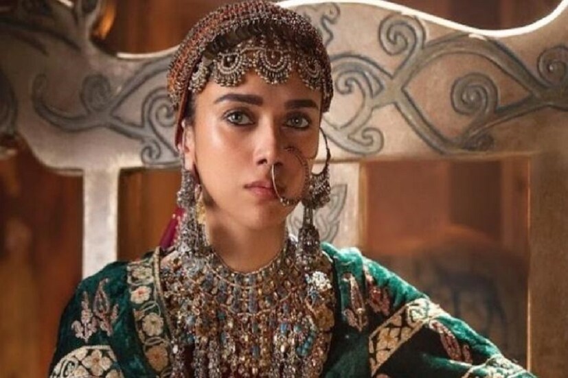 দক্ষিণী ছবি থেকে সোজা বলিউডে এসে পা জমিয়ে ফেলেন অদিতি ৷ সুন্দর মুখশ্রী ও অভিনয়ের জন্য অল্প সময়েই নজর কেড়ে নেন অদিতি৷ সম্প্রতি তাঁকে দেখা গিয়েছে সঞ্জয় লীলা বনশালির ‘পদ্মাবত’ ছবিতেও ৷ সেই অদিতিই এক সাক্ষাৎকারে বিস্ফোরক মন্তব্য করে বসলেন ৷ 