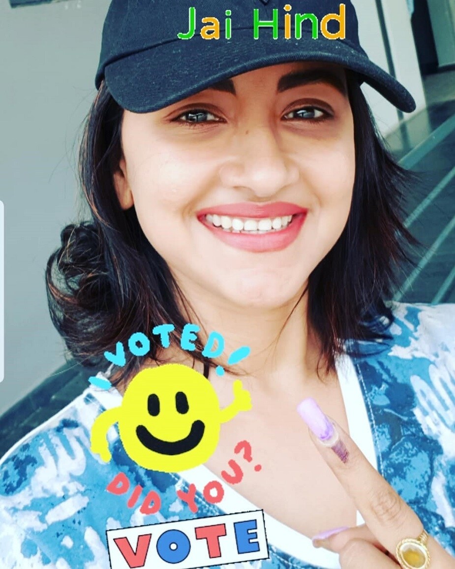 ♦ এ দিন ভোরের দিকে গিয়ে ভোটের লাইনে দাঁড়ান রচনা বন্দ্যোপাধ্যায় ৷ ভোট দিয়ে সেলফিও তোলেন নায়িকা ৷ ♦ এ দিন ভোরের দিকে গিয়ে ভোটের লাইনে দাঁড়ান রচনা বন্দ্যোপাধ্যায় ৷ ভোট দিয়ে সেলফিও তোলেন নায়িকা ৷