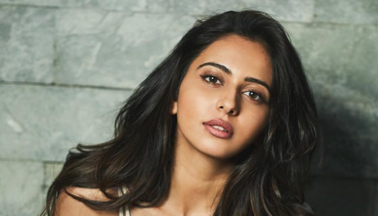 সেই ফটোশ্যুটের ছবিটি রাকুল ইনস্টাগ্রামে শেয়ার করতেই, নায়িকা রীতিমতো একহাত শুরু করলেন নেটিজেনরা ৷ আক্রমণ শুরু করলেন, একেবারে বাজে ভাষায় ৷ সেই ফটোশ্যুটের ছবিটি রাকুল ইনস্টাগ্রামে শেয়ার করতেই, নায়িকা রীতিমতো একহাত শুরু করলেন নেটিজেনরা ৷ আক্রমণ শুরু করলেন, একেবারে বাজে ভাষায় ৷