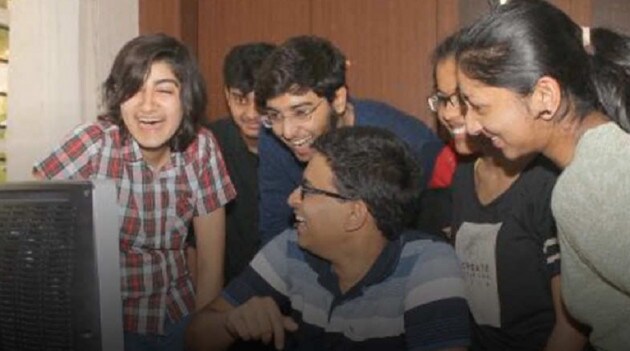 এর মধ্যে ছাত্রের সংখ্যা ৪ লক্ষ ৩৯ হাজার ২১ ও ছাত্রী ৫ লক্ষ ৩৫ হাজার ৫৩৭ জন। এবারের মাধ্যমিক শুরু হয়েছিল ১২ই ফেব্রুয়ারী থেকে, শেষ হয় ২২ ফেব্রুয়ারী। নির্বাচনের কারণেই এবছর তুলনামূলক দেরীতে ফলপ্রকাশ। এর মধ্যে ছাত্রের সংখ্যা ৪ লক্ষ ৩৯ হাজার ২১ ও ছাত্রী ৫ লক্ষ ৩৫ হাজার ৫৩৭ জন। এবারের মাধ্যমিক শুরু হয়েছিল ১২ই ফেব্রুয়ারী থেকে, শেষ হয় ২২ ফেব্রুয়ারী। নির্বাচনের কারণেই এবছর তুলনামূলক দেরীতে ফলপ্রকাশ।