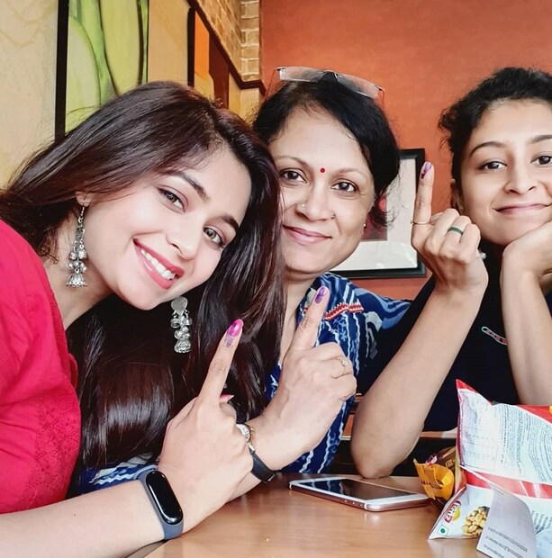 ♦ মা ও বোনের সঙ্গে গিয়ে ভোট দেন ঋতাভরী চক্রবর্তী ৷